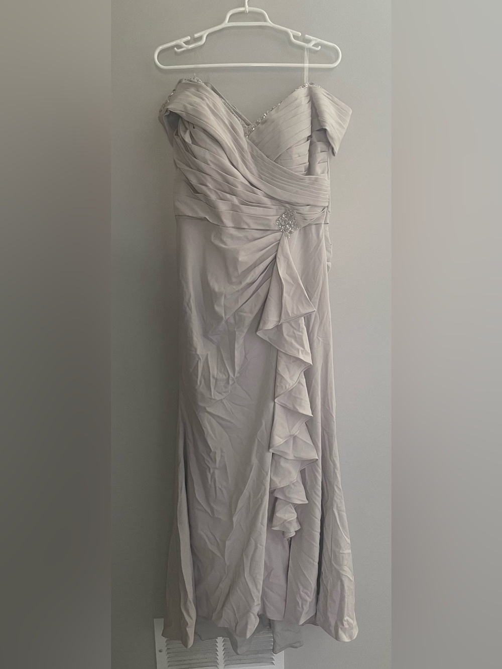 Elegant Light Gray Ruffled Evening Dress